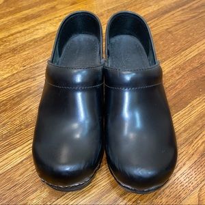 Sanita Clogs in Black, size 37 (women’s 6)